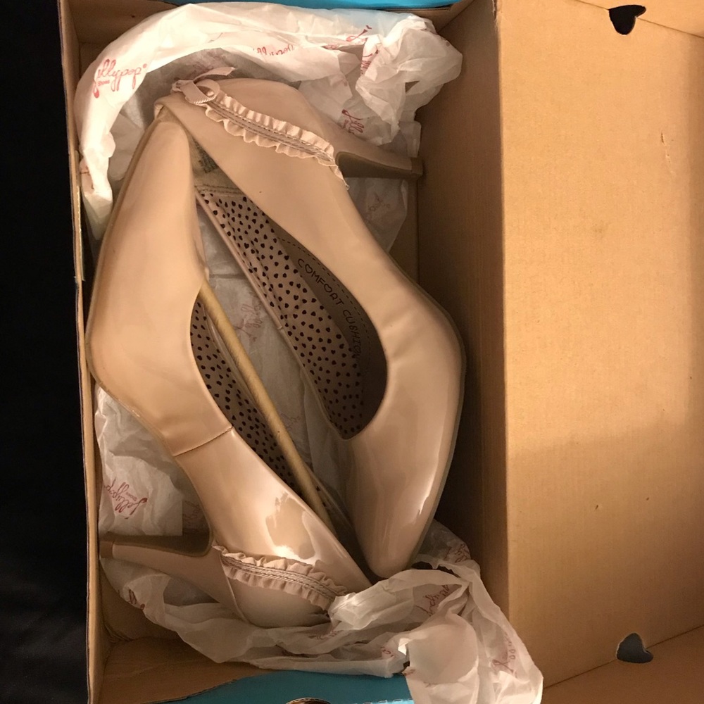 Beige/cream color heels.